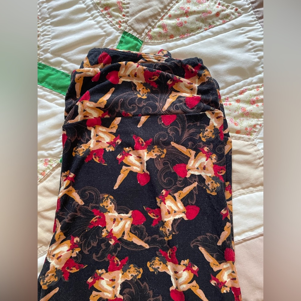 LuLaRoe leggings, tall&curvy, Cupid print, great condition!